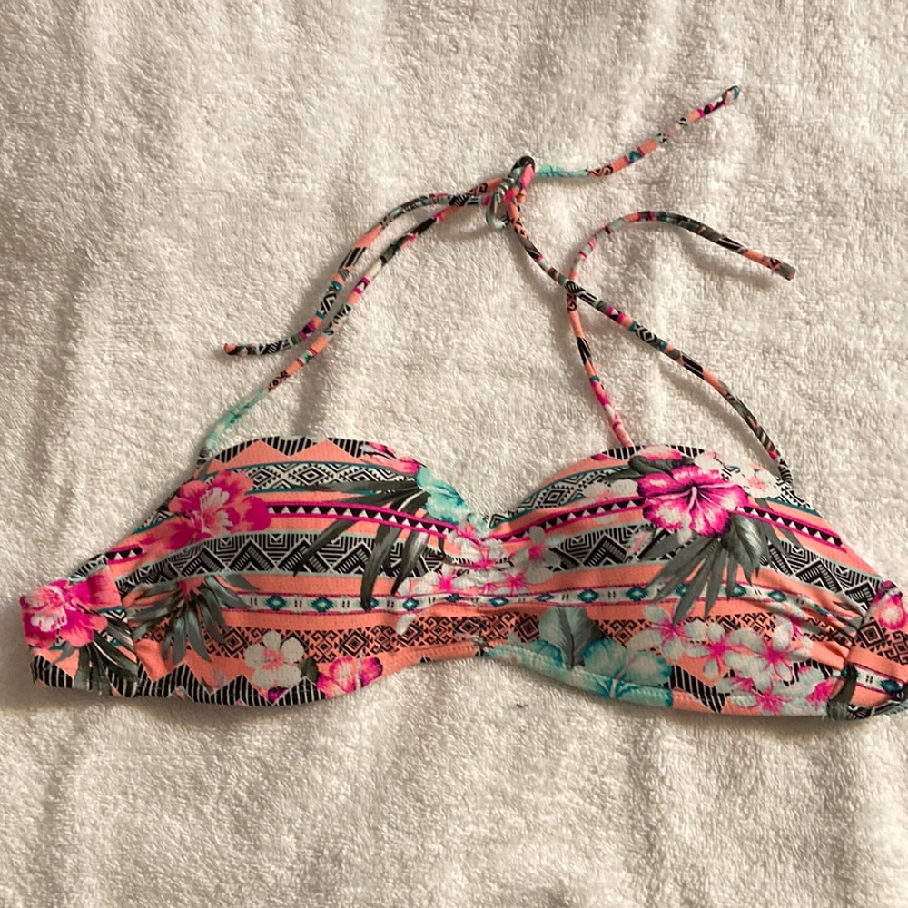 No Boundaries bikini top.
